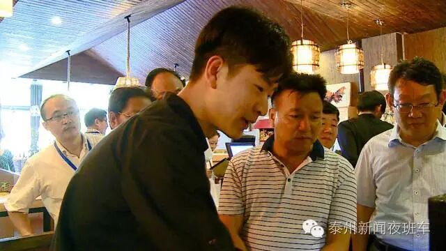 姜柏宇向到访人员介绍山居异宠项目