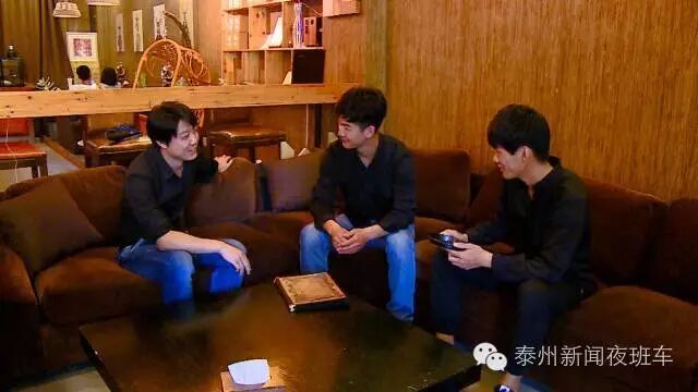 山居异宠团队成员在咖啡厅交流