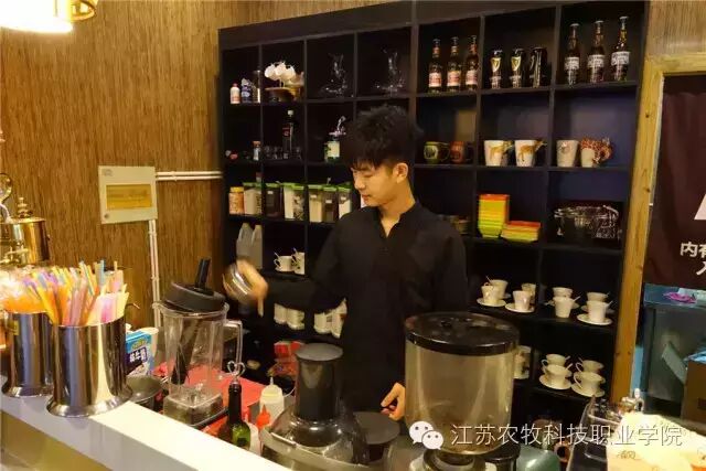 姜柏宇在山居异宠主题咖啡吧台工作
