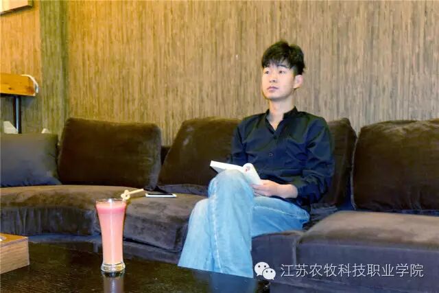 姜柏宇在山居异宠咖啡厅内接受采访